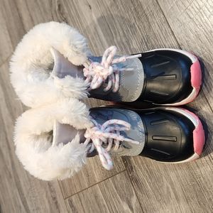 EUC Carter's Girls sz 9 Waterproof lined boots w/front laces